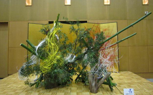 http://www.wochikochi.jp/english/foreign/ikebana_africa15.jpg