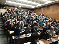 http://www.wochikochi.jp/english/relayessay/souseki_symposium_01.jpg
