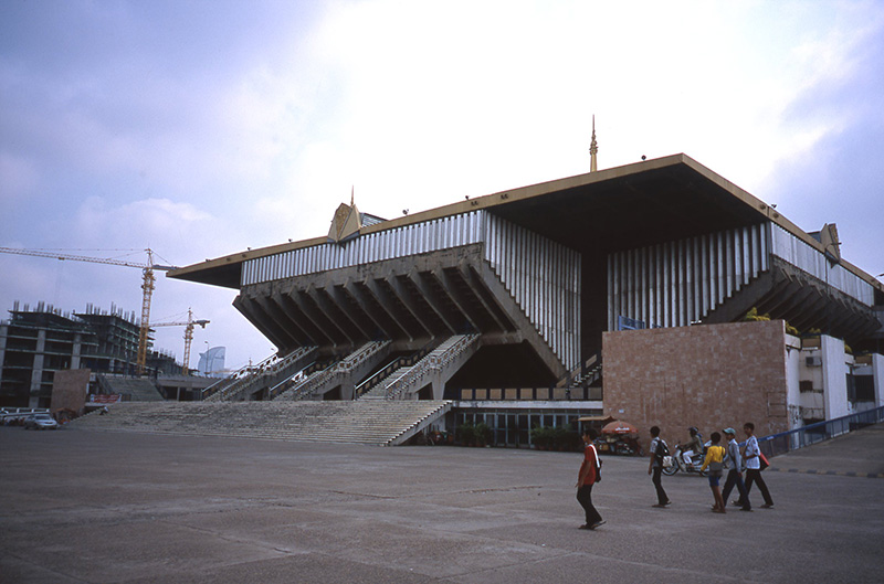 http://www.wochikochi.jp/english/special/architecture_cambodia01.jpg