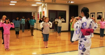 盆踊りを教えるSANY0160.JPG