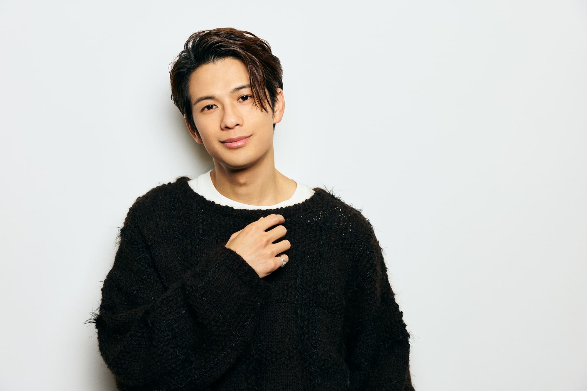 Win Morisaki smiling in front of a wall