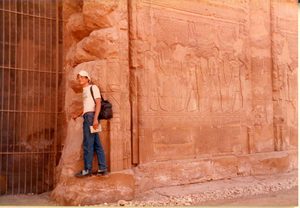 学生時代、上エジプトのDandara神殿にいる場面.jpgのサムネール画像