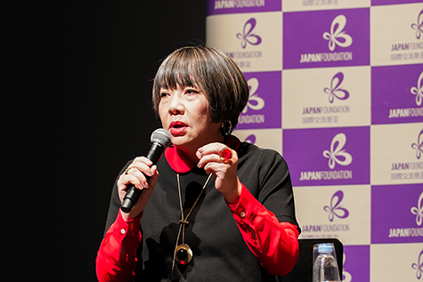 マイクを手に発言する片岡氏のアップ