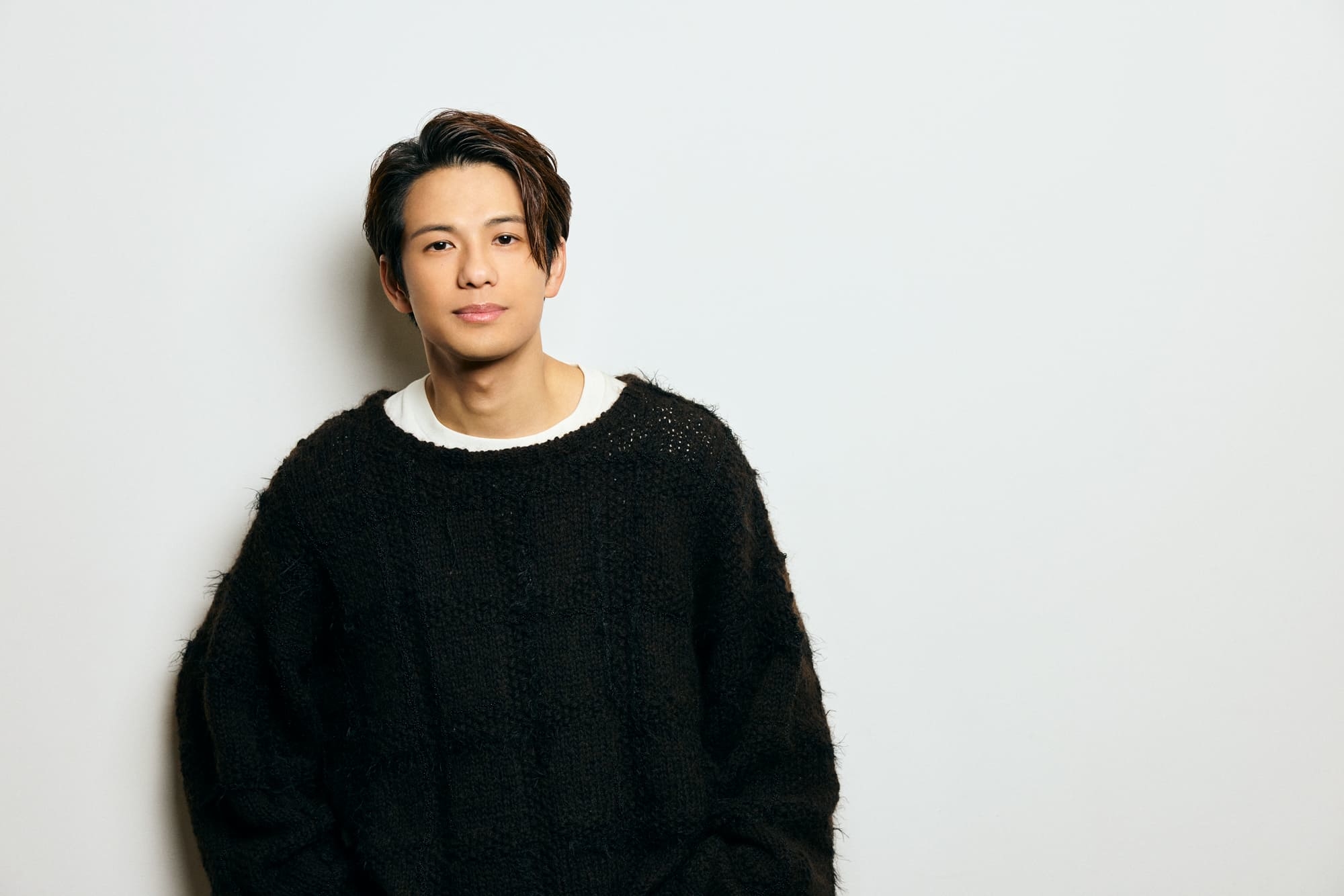 壁の前に立つ森崎ウィンさん