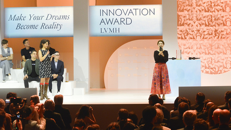 「LVMH Innovation Award」の授賞式でスピーチするヘラルボニー EUROPE CEOの忍岡真理恵さん