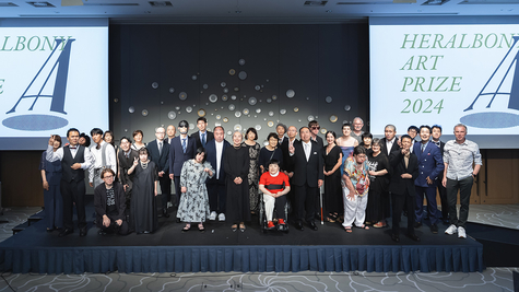 「HERALBONY ART PRIZE 2024」授賞式での集合写真。壇上にはアーティストや関係者など多くの人々が並んでいる