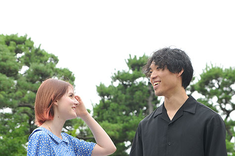 向かい合って立つ（右）玄徳さんと（左）アマンディーヌさん
