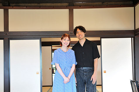 室内で並んだたって正面を見ている右：玄徳さんと左：アマンディーヌさん