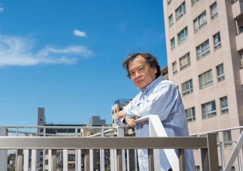 屋外で立っている片渕監督