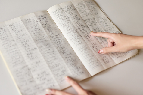 びっしりと書き込まれたノートを広げて、中ほどの箇所を指さしている