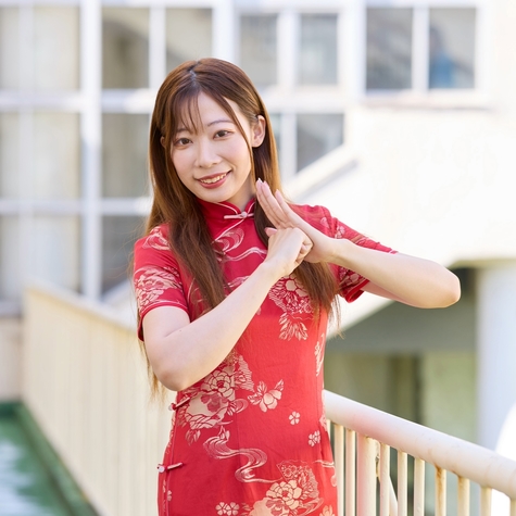 いぜんさんのポートレート、笑顔でカメラを見てポーズを取る姿